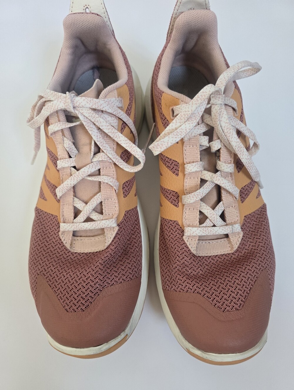 EUC Salomon trail shoes in pink Sz 8.5